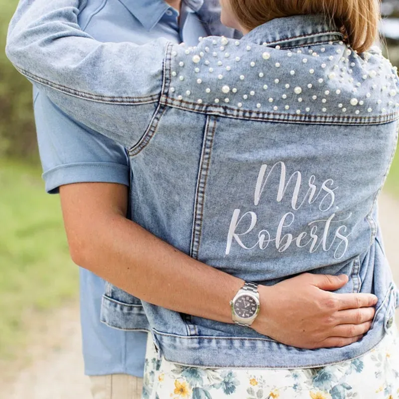 Gordijnen op maat geborduurde bruid Jean jas, parel denim jasje met naam mevrouw Jean jas, gepersonaliseerde Jean jas bruids douchegift