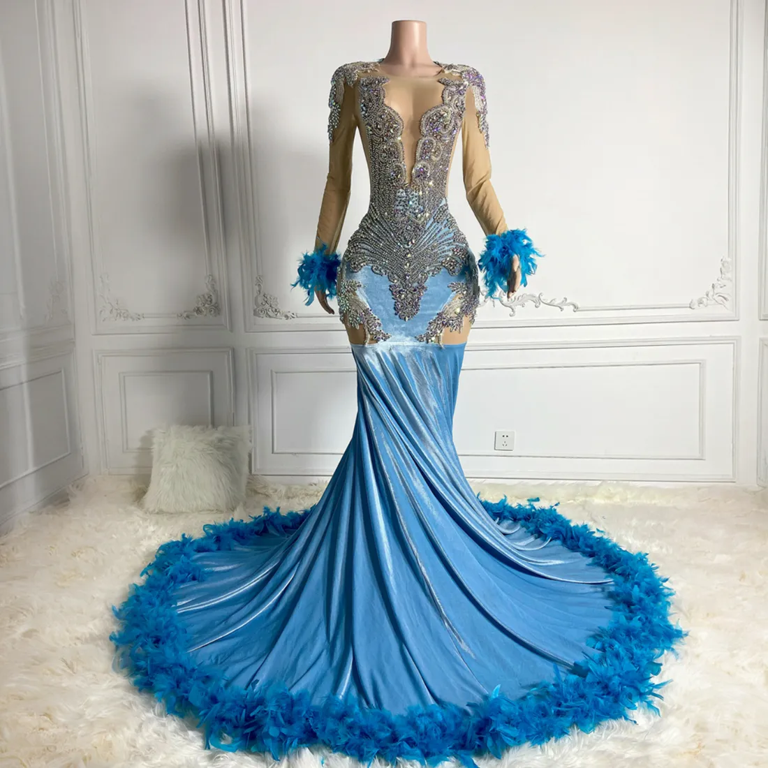 2024 Velvet plus size prom -jurken Mermaid Blue Federed Evening Jurken Illusie Formele jurken voor speciale gelegenheden Rhinestones Verjaardagsfeestjurken AM503