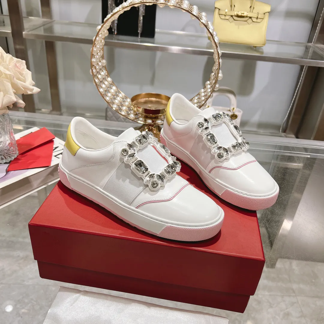 Designer New Women's Drill Buckle Leather Casual Sneakers White Shoes Mode Bekväm ultralätt Insula Anti-halk Slitresistent andningsbar 2024 Vår sommar