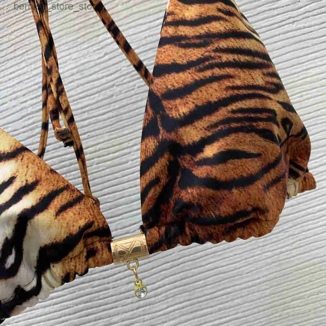 Dwuczęściowe stroje kąpielowe 23ss Dwuczęściowy strój kąpielowy Bikini Swichodweearbikini Tiger Print Koronkowy szyja Biecid Biecid Swim stroje kąpielowe Wysokiej jakości ubrania dla kobiet Q240306