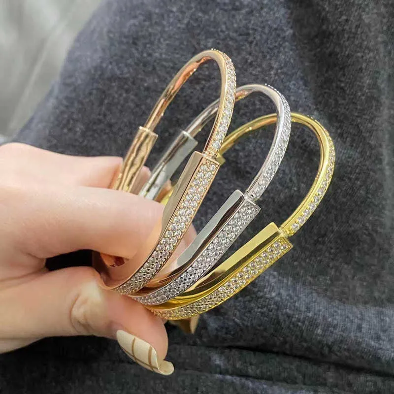 Designer-Armband mit V-Gold-Verschluss in hoher Version für Damen im neuen Stil, leicht, luxuriös, modisch, halbdiamantvoll, vollständig U-förmig