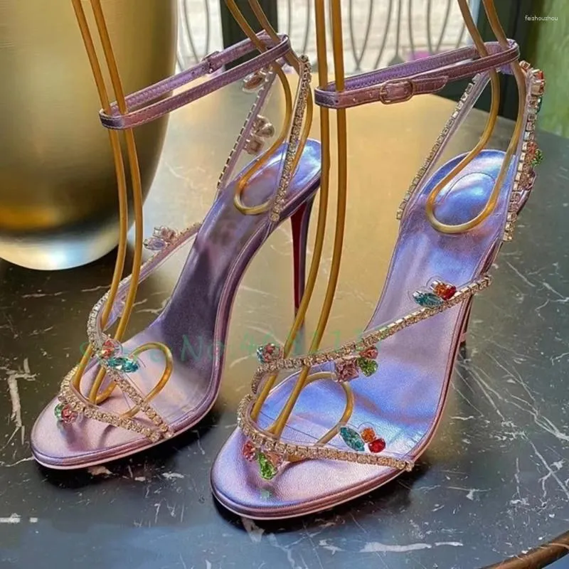 Красочные 9520 сандалий хрустальные каблуки Патентная кожа Женщины фиолетовый крест -ремешок Трендежные женские вечеринки Вечерние летние туфли
