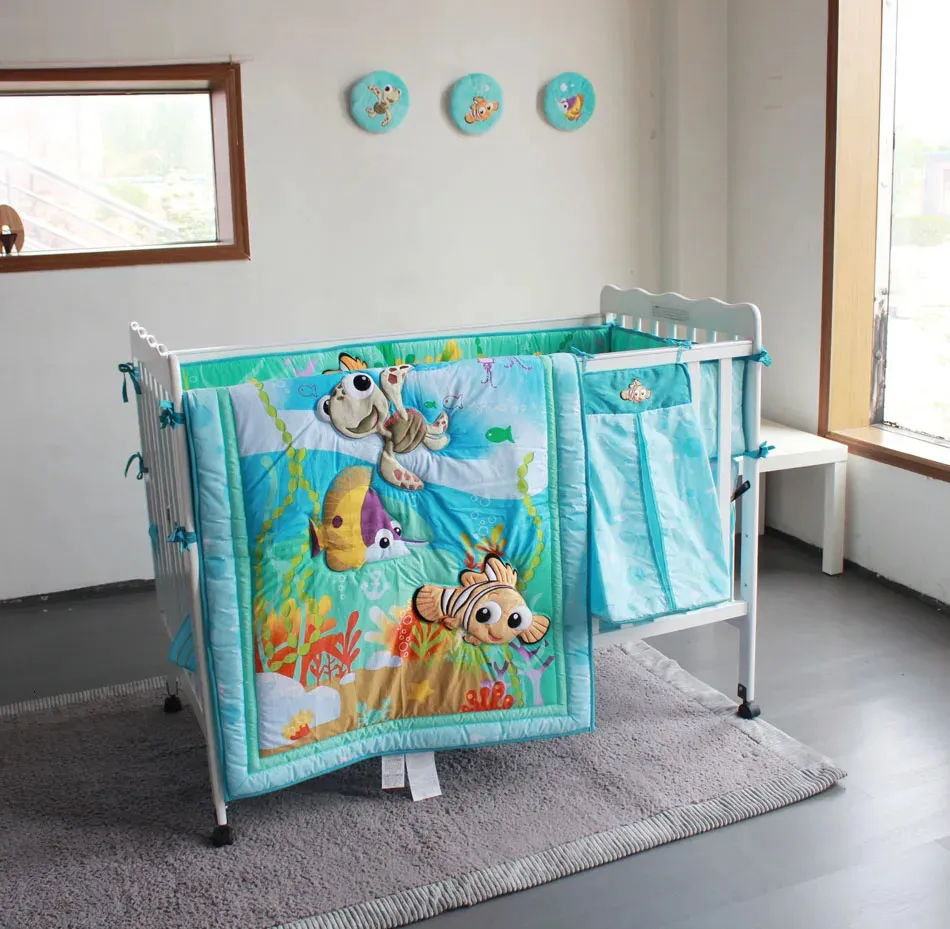 8st Design Partihandel och OEM Service Brodery Cartoon Mönster Baby Boy Crib Bedding Set 240229