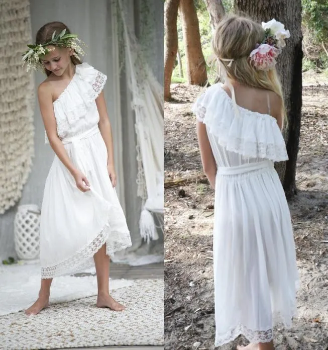 Abiti da ragazza di fiore Boho country in pizzo piuttosto bianco in chiffon per matrimonio 2017 Abito casual da spiaggia alto basso con una spalla su misura E8445651