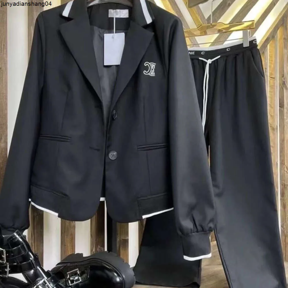 Kvinnor Set Designer Suit Fashion Threaded Letter Jacquard broderi grafisk tvådelar Casual Set Wide Bent Dräkt