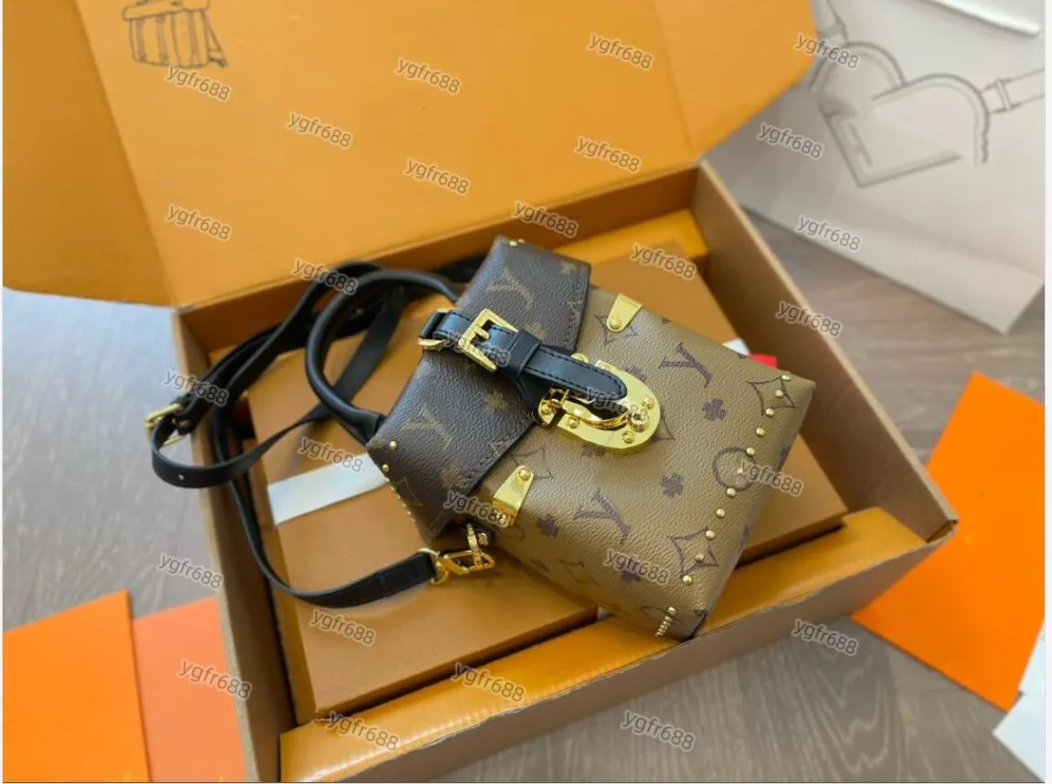 Verklig läderdesignväska handväska högkvalitativ tote påse mini axelväskor kvinnor crossbody väska plånbok metall nit telefon väska varumärke brev messenger handväska
