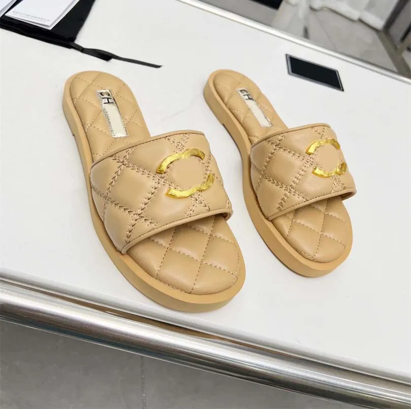 Casual damesslippers Lamsvacht gewatteerd met gouden letterhardware Luxe designer mode Zomersandalen dames zachte lederen schoen