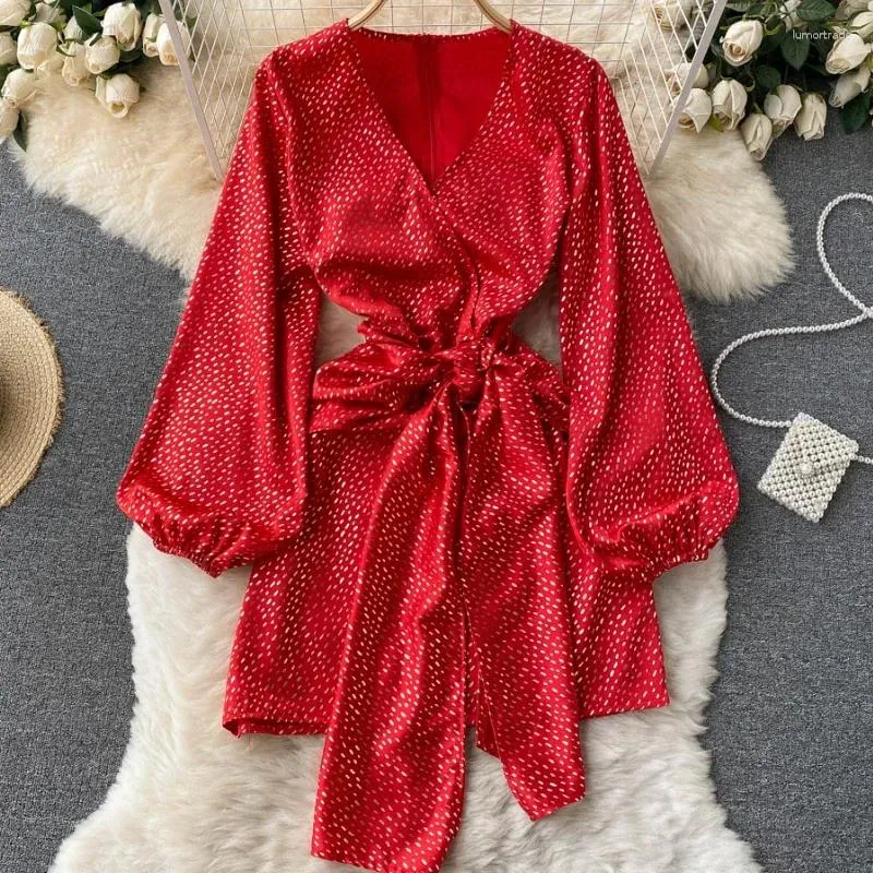 Vestidos casuais chrismas baile vermelho mulheres cetim sexy profundo decote em v vestido de ponto dourado senhoras lanterna manga bowknot festa cintura mini feminino