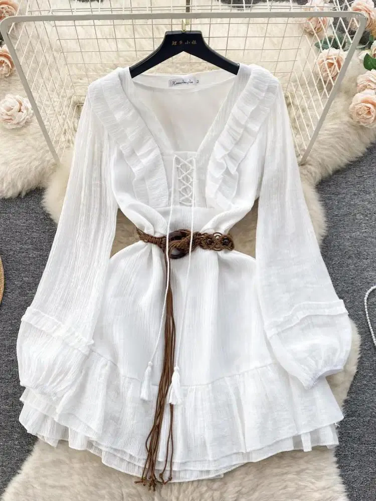 Sukienki swobodne kobiety słodkie białe marszczenia bandaż mini sukienka z długim rękawem elegancka plisowana krótka koreańska moda jesienna wakacje 2024 vintage