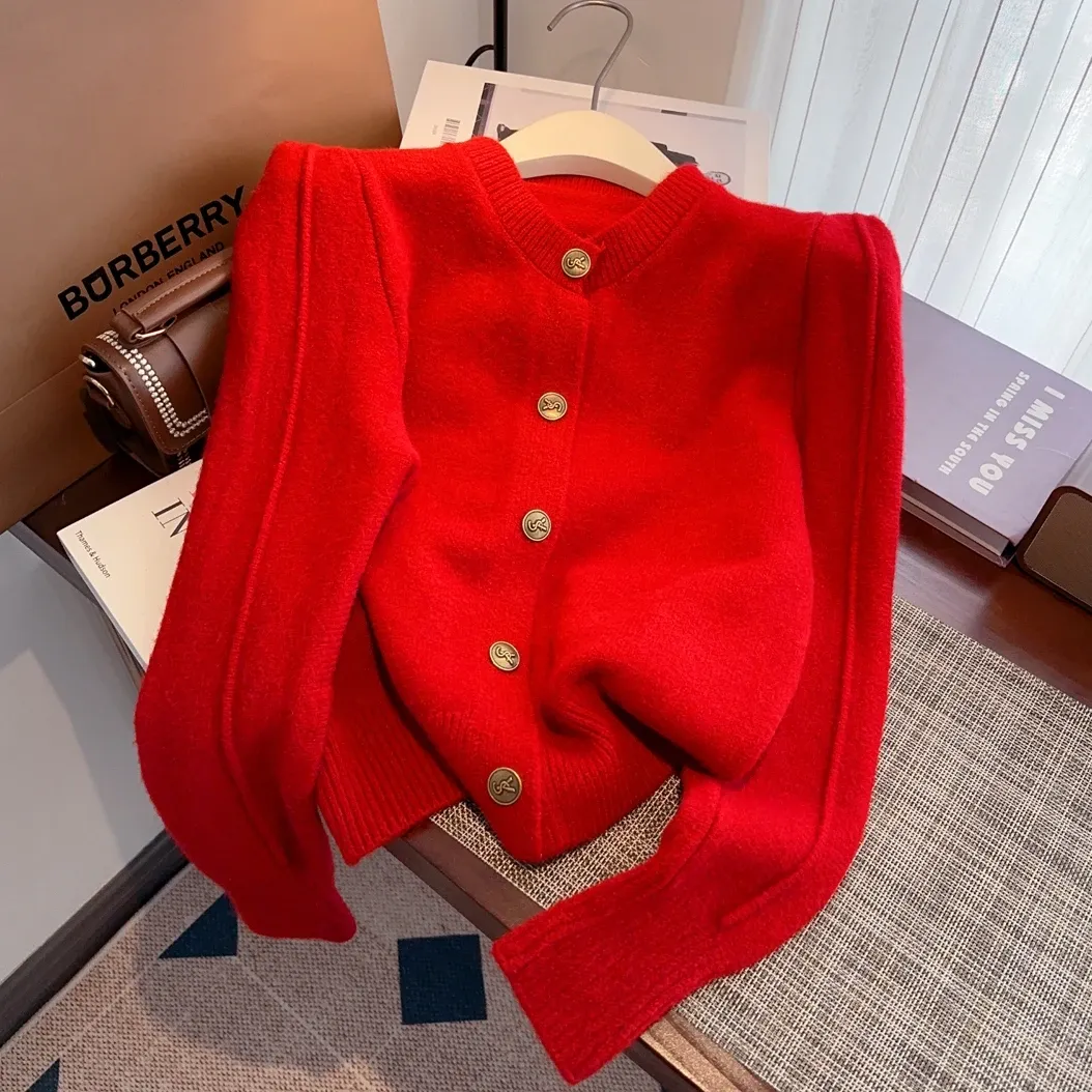 Cardigan Cardigan corto lavorato a maglia rosso con bottoni dorati Maglione autunnale e invernale da donna Maglioni eleganti con maniche a palloncino in stile new fashion chic