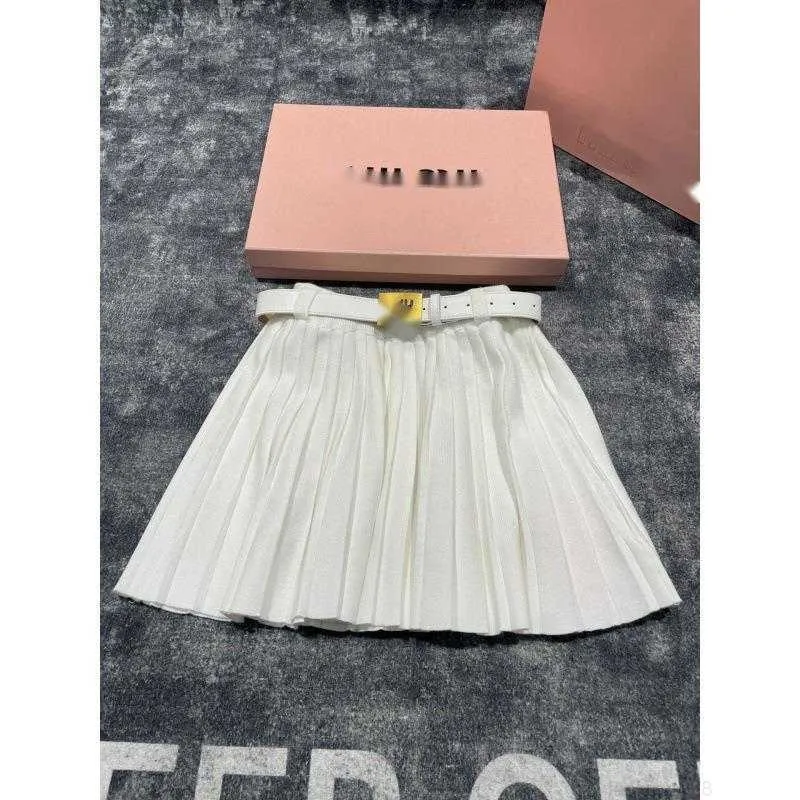 designer MM23 AutumnWinter New Fashion Metal Twist Button Decoration Style Academy Style Slim and Versatile Pleated Short Skirt S248