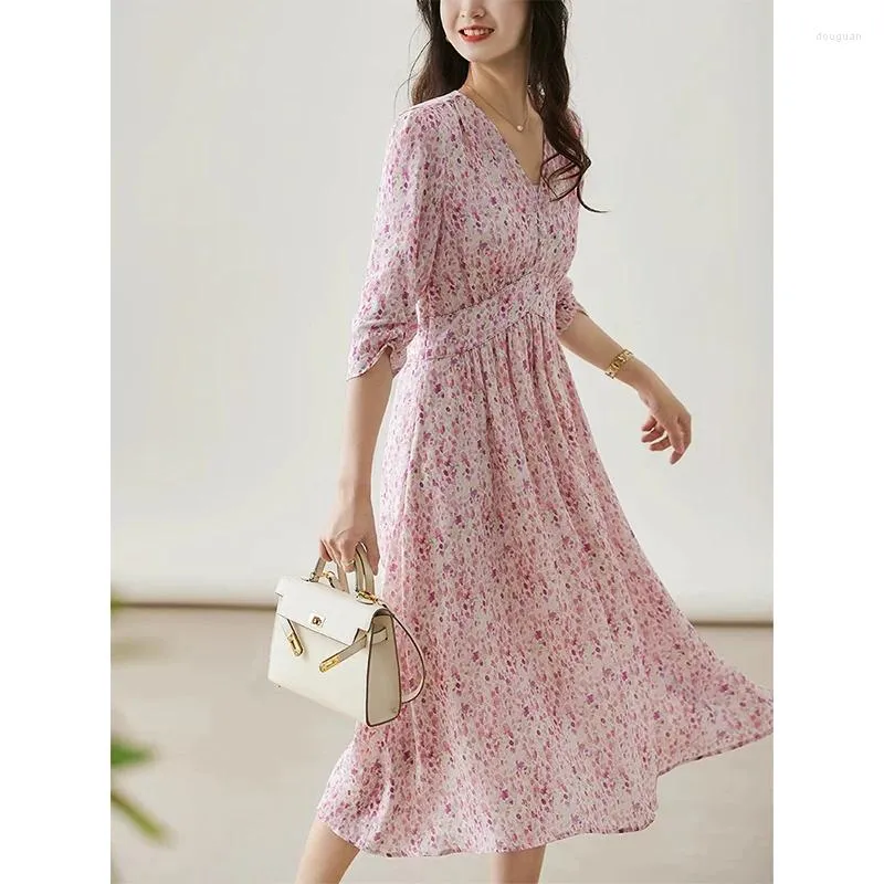 Sukienki swobodne Xiaohan Weiye roaming kwiaty rozproszone w światowym francuskiej talii przycinanie jedwabnej sukienki Mulberry
