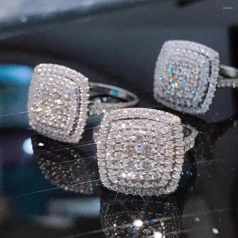 Bagues de cluster Fashion 925 Sterling Silver pour femmes Squaer Pave Simulé Diamant Bague Bijoux Fille Cadeau En Gros