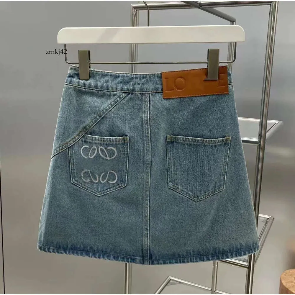 Womens Designer Loewee Womens kjolar denim med bälte hög midja delad mini demin kjol för kvinna sommar koreanska jeans damer blå loewe 8117