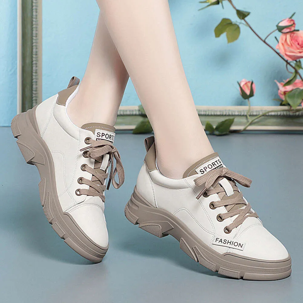 Soft Womens Up Sole printemps 2024 Lace New Little Little White Summer Souffle Boustable Casual Board Casual Talon Chaussures 828