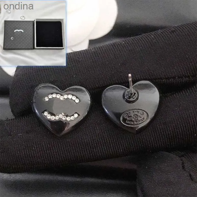 Stud Boutique Black Heart Ear Stud Designer Charm örhängen Kvinnor Eleganta lyxsmycken med låda Klassiska gåvaörhängen med stämpel högkvalitativa smycken 240306