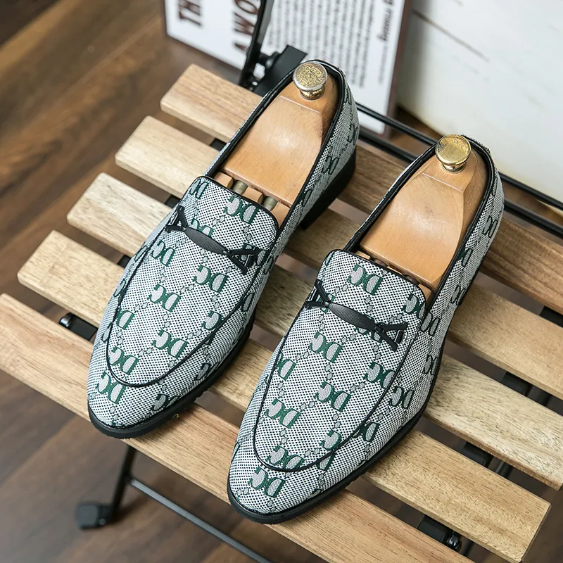 Mocassins hommes Denim tissu imprimé fer à cheval boucle décoration talon bas grandes chaussures en cuir pointues