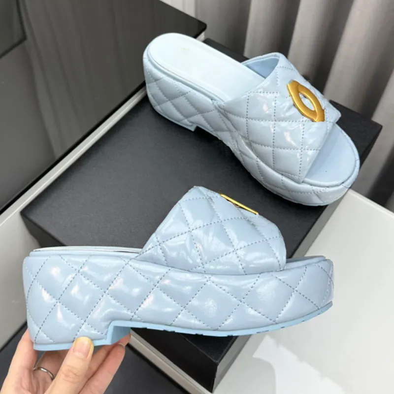 Bayan Kama Platformu Topuk Terlik Sandalet Tasarımcı Donanım Matelasse Kapitone Doku Slaytlar Katırlar Kauçuk taban Açık Plaj Ayakkabı Pembe Sarı Bebek Mavi