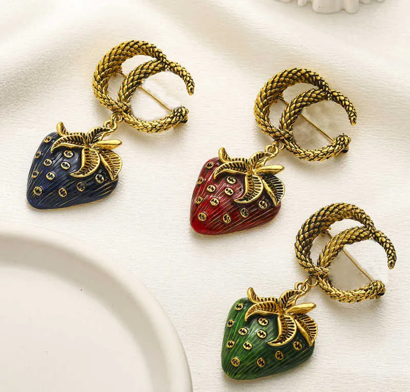 Designer Gift Blue Red Green Strawberries Gold Plated G Letter Women Stamp Pins Brooch Spring Vintage Jewelry Accessories Exquisite Design