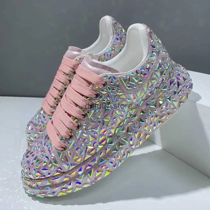 Chaussures habillées Plein diamant épais petites chaussures blanches pour les femmes au printemps nouveau gâteau de l'industrie lourde sports et loisirs rue tableau coloré