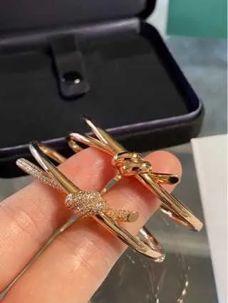 Celebrity High Edition Same stile Nuovo Bracciale Knot Bracciale Oro di qualità spessa a mano da 18K set a mano liscia J7S2