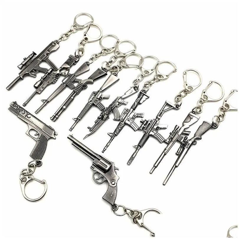 Porte-clés en gros 50pcs / lot modèle de pistolet de jeu porte-clés en alliage métallique anneaux porte-clés taille 6cm blister carte chaînes de paquet drop deliv dhjqh