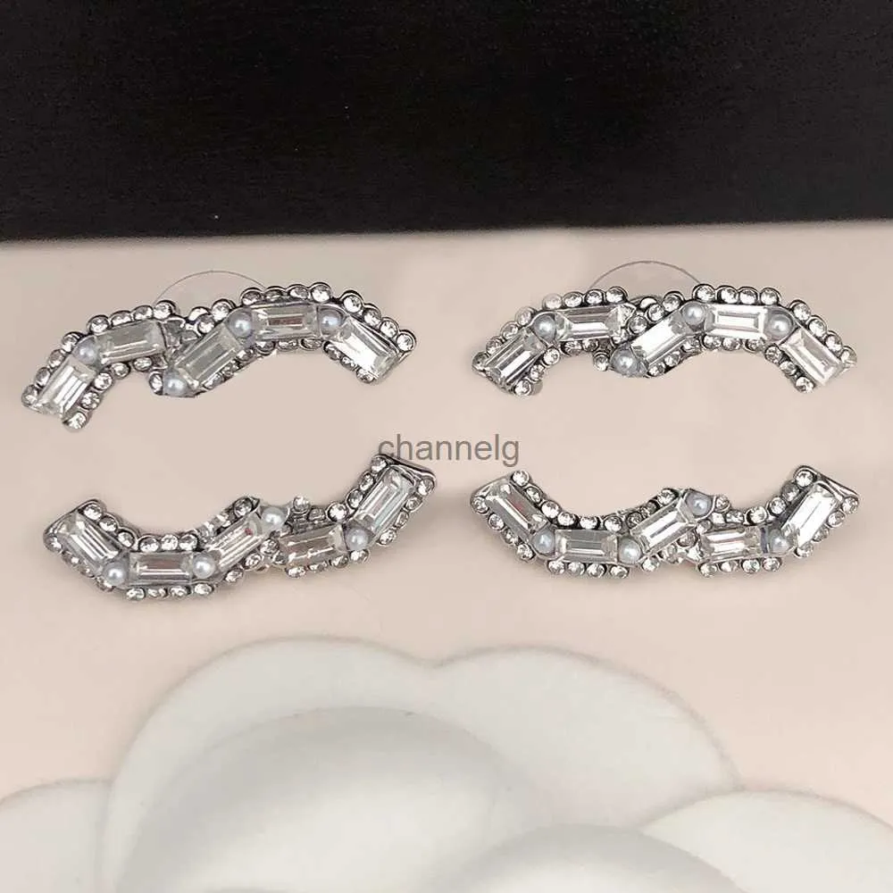 Studdesignerörhängen Crystal Ear Stud Women Inlay Imitation Pearl Gold Plated Brand Letter Triangle Earring Wedding Birthday Jewelry 240306