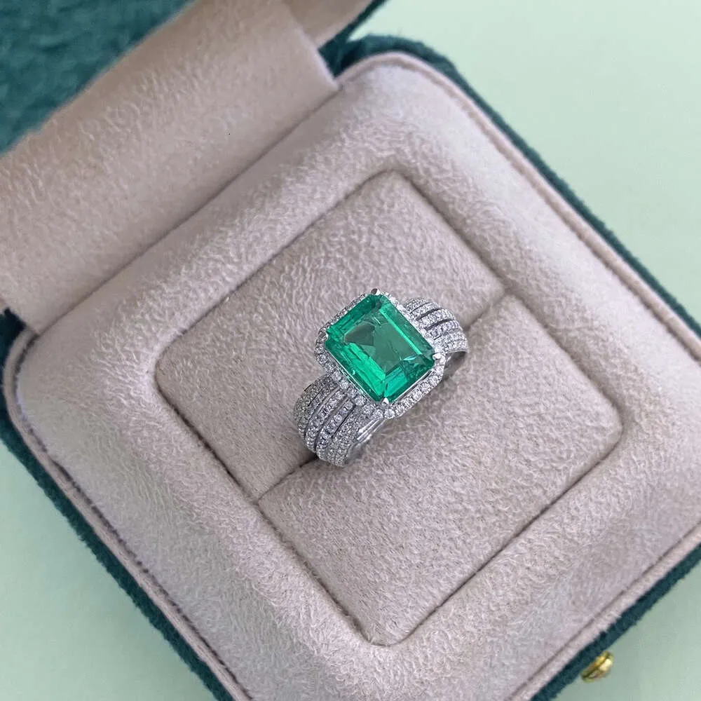 Lüks 2.76ct 18K Altın Emerald Kesme Laboratuar Grown Emerald Nişan Yüzüğü Yan Tonu 0.85Ct Moissanit Elmas Yüzük