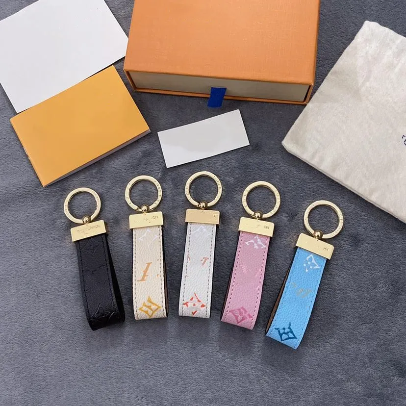 Porte-clés de créateurs porte-clés multicolores femmes hommes sac en cuir marron portefeuille lanière accessoires en or plaqué porte-clés lettre expédition rapide.