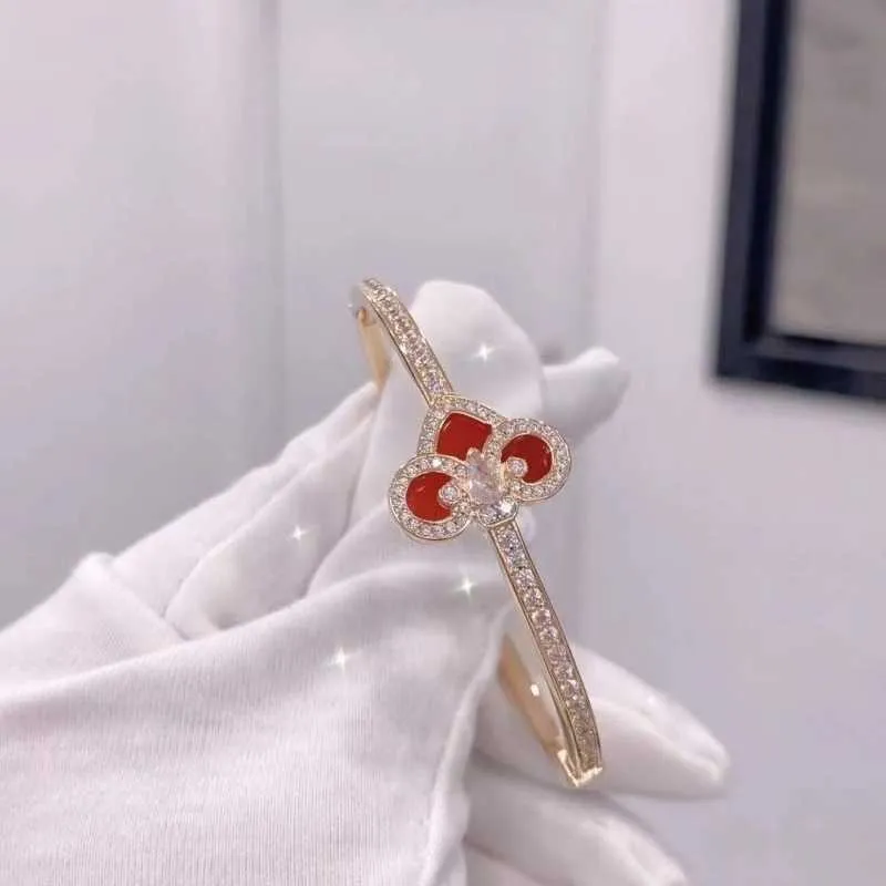 العلامة التجارية الأصلية عالية الإصدار الذهب TFF Iris Red Jade Chalcedony Bracelet الإناث على الطراز الصيني العقيق Ruyi قفل مفتاح الماس الكامل مع الشعار