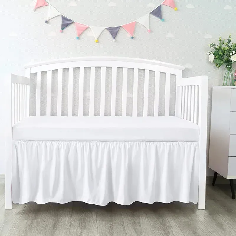 Meistverkaufter, gut verarbeiteter Kinderbettrock mit weißen Laken und 4 Seiten mit plissierten Rüschen für Baby-Jungen-Mädchen-Kleinkind-Kinderzimmer-Tagesdecke 240227