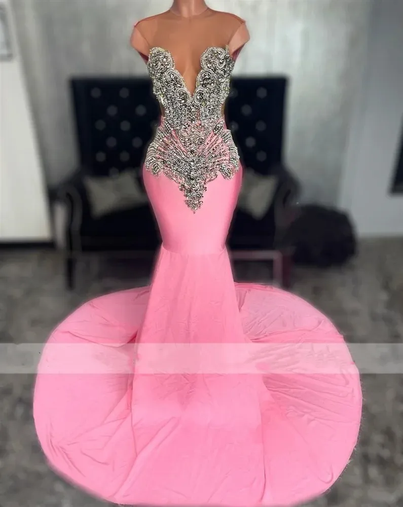 Błyszcząca różowa długa syrena sukienka balowa dla czarnych dziewcząt 2024 Kryształowe kryształy wieczorowe suknie marszczyzne suknie urodzinowe szata de bal