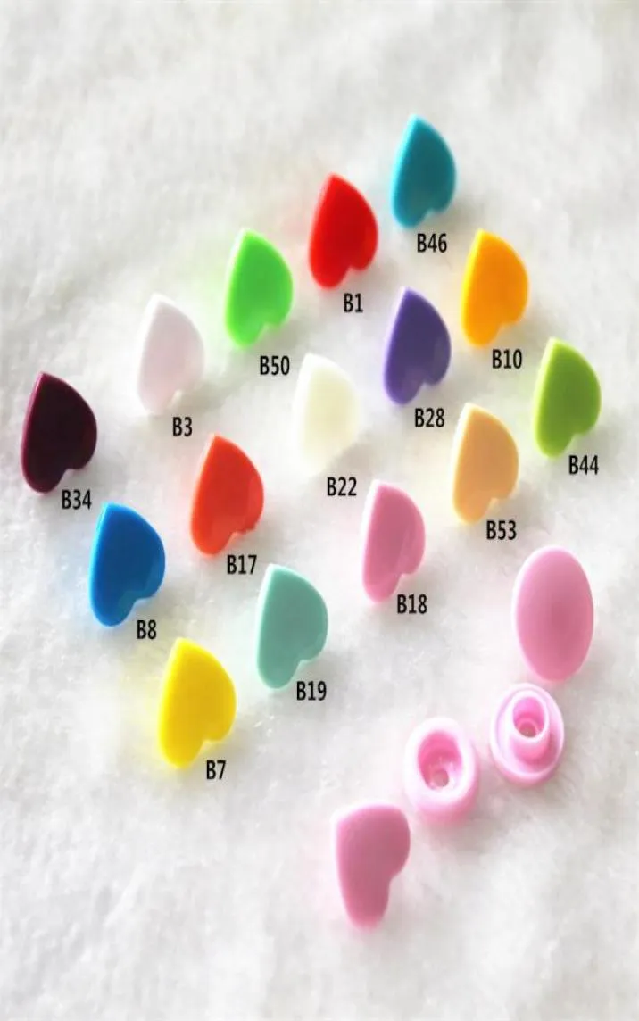 15 цветов, смешанные KAM в форме сердца, 150 комплектов детских подгузников с пластиковыми кнопками и кнопками 2010064429445