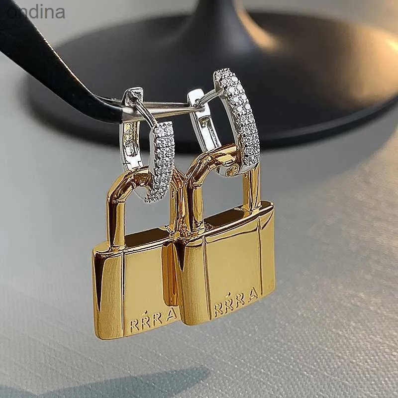 Stud Stud Moda francesa Ins Lock Pendientes Mujer Stud Ear Hebilla Nicho Diseño Sentido Temperamento de gama alta Único Exquisito Accesorios de joyería OO 240306