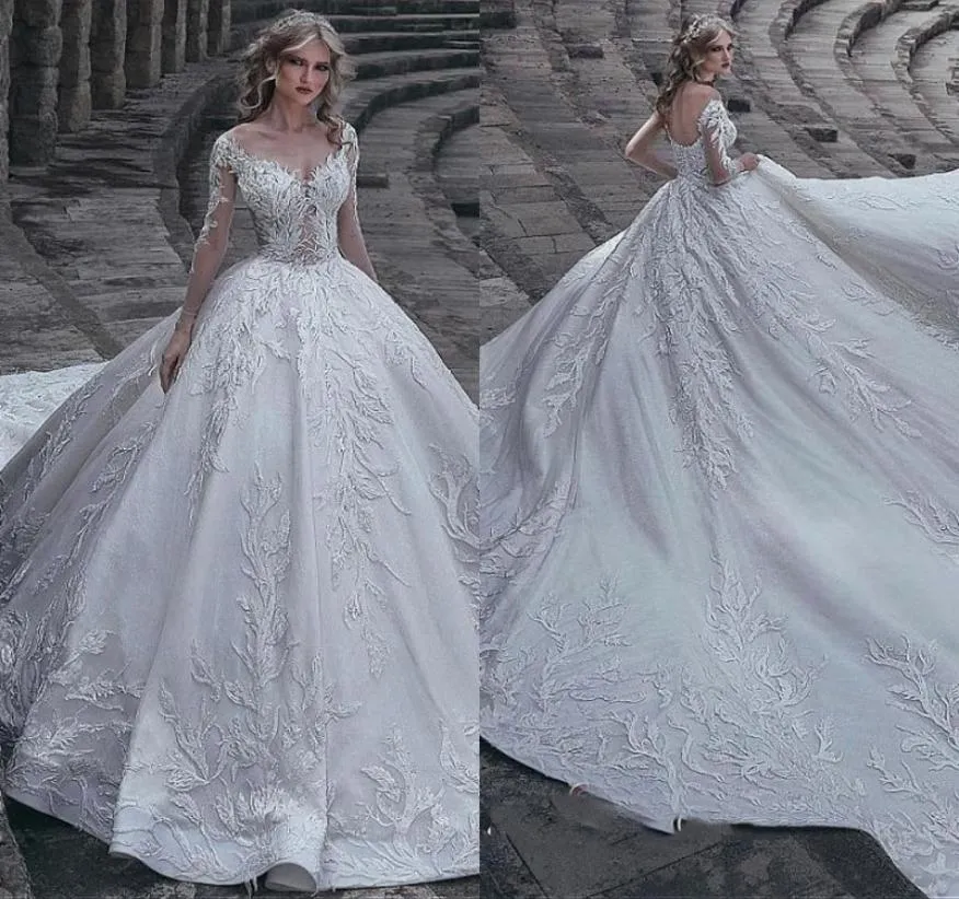 2019 Lyxig långärmad Sheer Neck Ruffle Applique Lace Wedding Dresses Hollow dragkedja Back Long Tail Bridal Gown Ship6361701