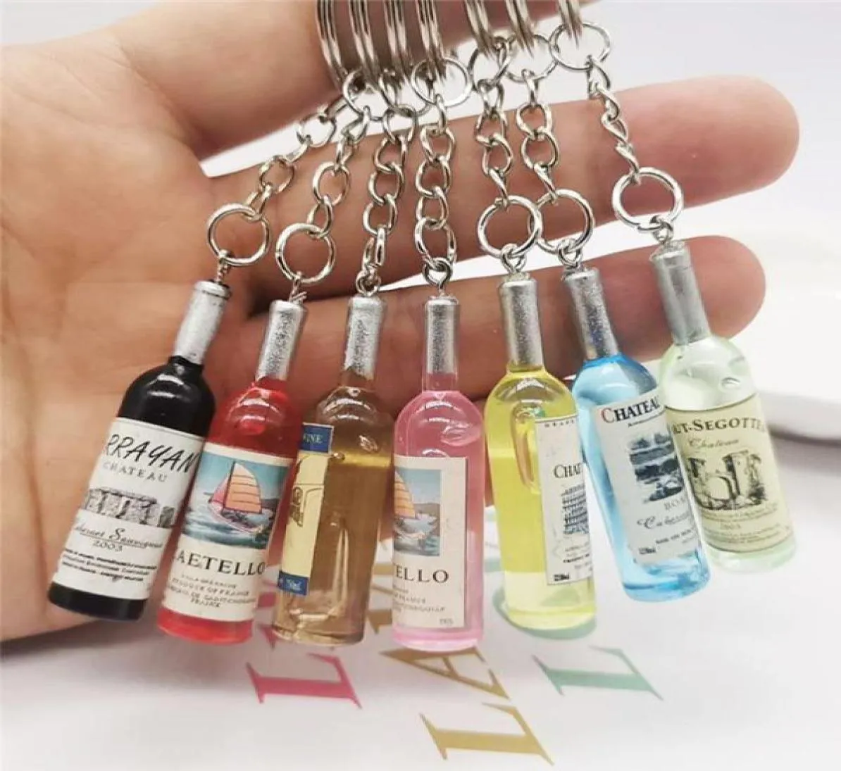 Resin Beer Wine Bottle Cute Novelty Keychain Jewelry Assorted Color for Women Men Car Bag Keyring Pendant Accessions Wedding Party3115346