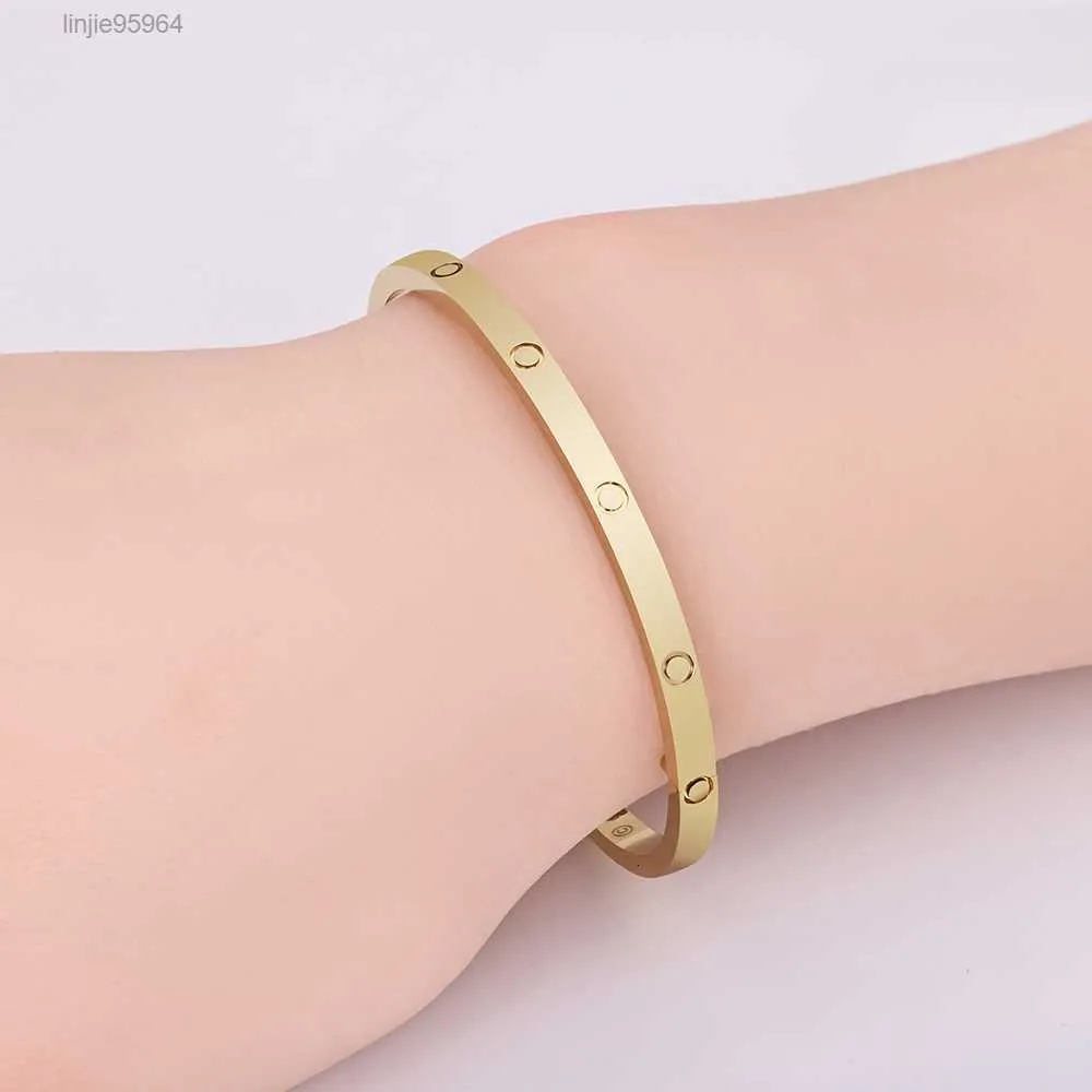 Liten Model Slim Cuff Armband Bangles For Women Men 316L Steel Smycken med nyckelinskriptionsdesign