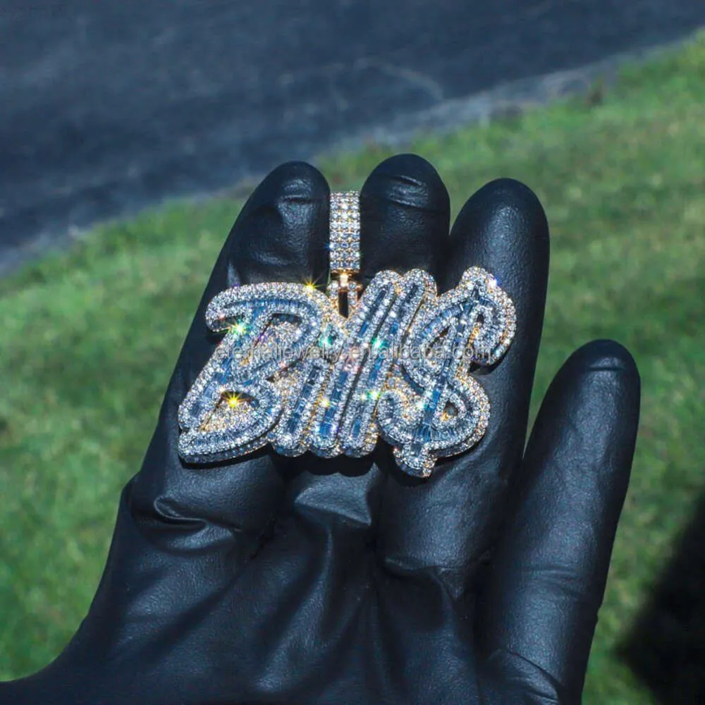 Anpassade män Kvinnor Baguette Moissanite Diamond Cursive Letters Pendant Real S925 Silver 10K 14K 18K Solid Gold Charms Pendant