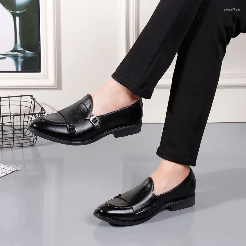 Klädskor 2024 mode läder för män bröllop kontor handgjorda munk rem formformig avslappnad skor