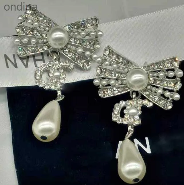 Stud Channel Mektup Küpe Çıtaları Kadınlar Moda Basit Tasarımcı Rhinestone Ear Ear Charm Street Party Mücevher Şanslı Altın Beyaz K Renk 925 Moda 240306