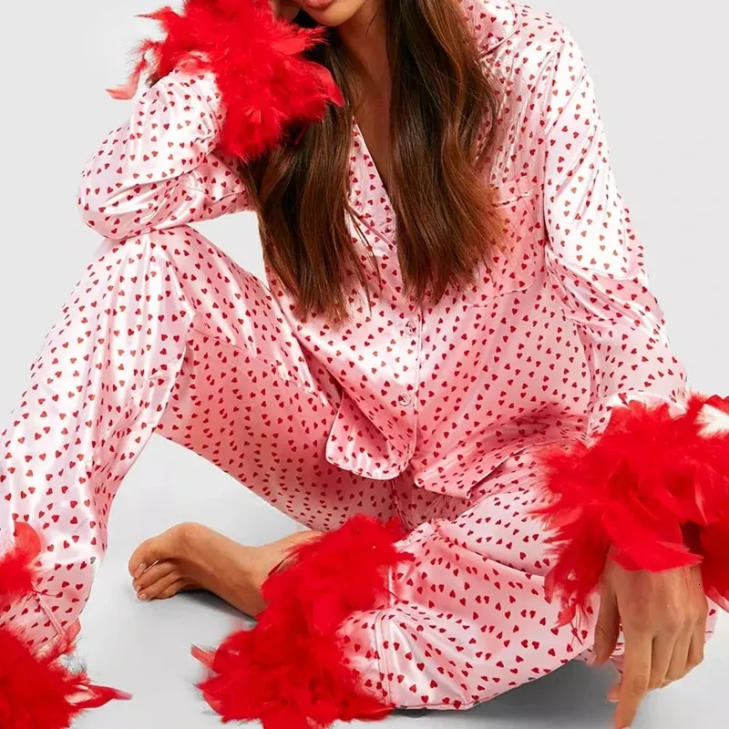 Zweiteilige Freizeitkleidung aus Satin mit herzförmigen, bedruckten Federbündchen, langärmeligem Hemdoberteil und Hose, passend zum Damenpyjama 240306