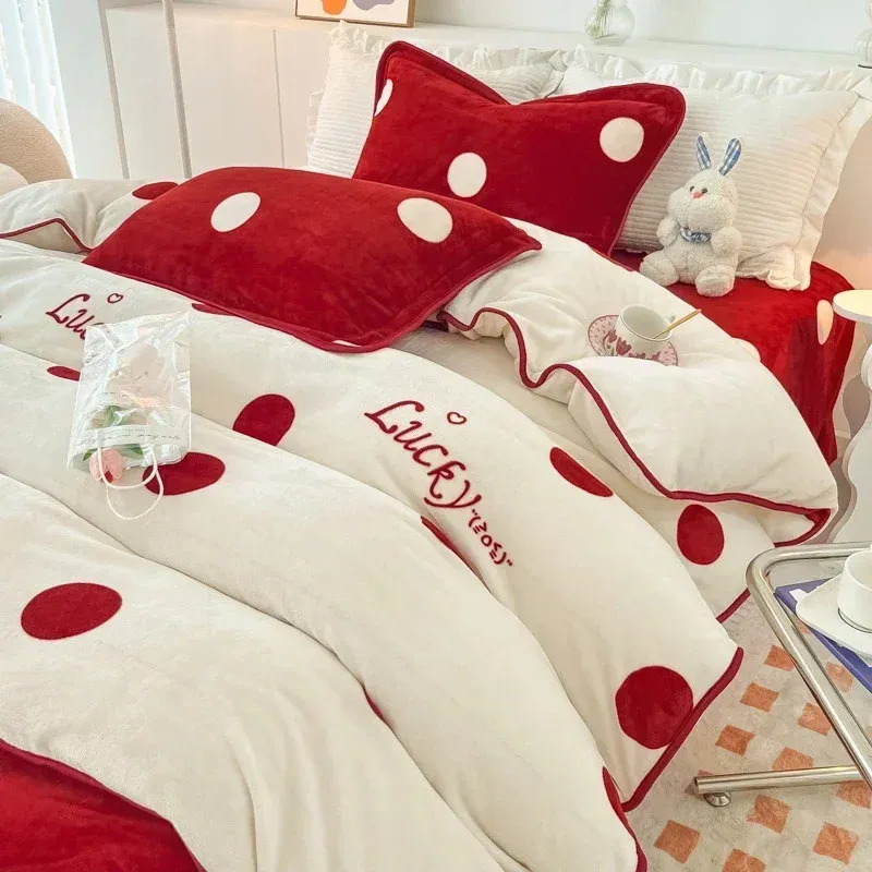 Hoge Kwaliteit Polka Dot Print Winter Beddengoed Set Koningin Melk Fluwelen Dekbedovertrek met Lakens Quilt Kussenslopen Bed Sets 240226