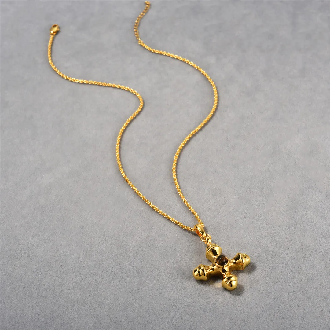 Collana europea e americana retrò moda leggera lusso occhio di tigre pietra croce pendente clavicola catena nicchia in oro nuova collana per le donne