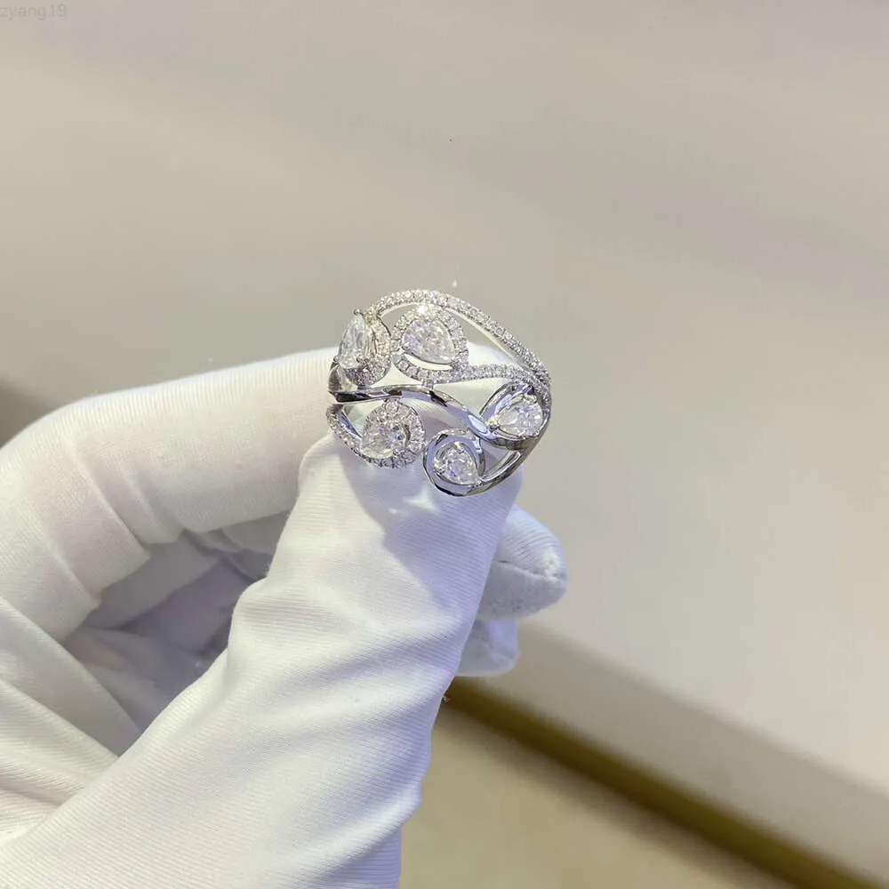 la pietra principale è un anello di moissanite a forma di cinque pere, gioielli in oro 18 carati, pietra principale, peso 1,65 ct, anello nuziale in moissanite da 6,16 g.