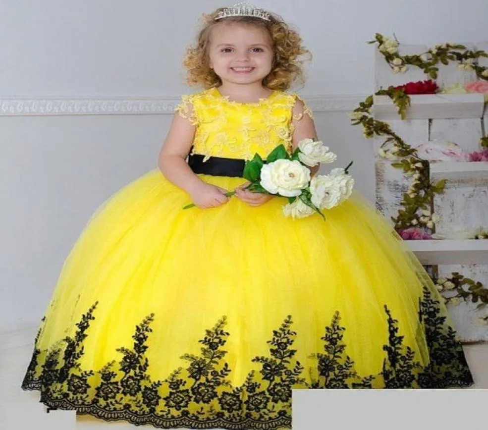 2016 Novo Amarelo Tule Lace Vestidos Da Menina de Flor Para O Casamento Do Pescoço Sem Mangas Preto Applique Sash Bow Longo Meninas Pageant Vestidos B1962666