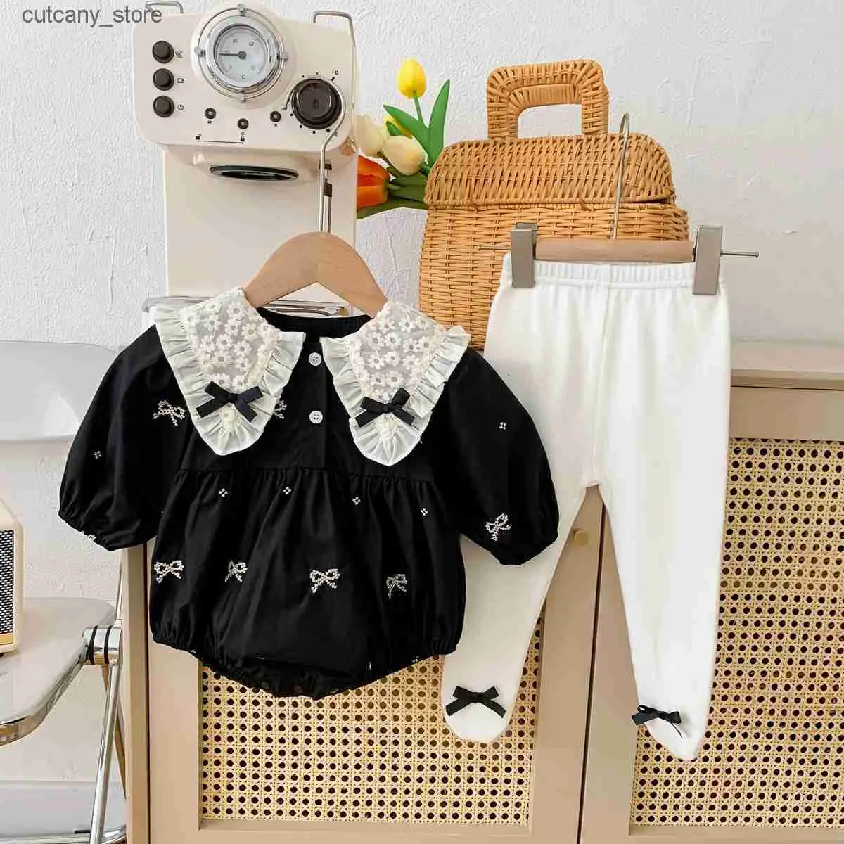 Jumpsuits vår ny spets krage baby romper spädbarn svart blomma bodysuit flickor bomull jumpsuit kläder l240309