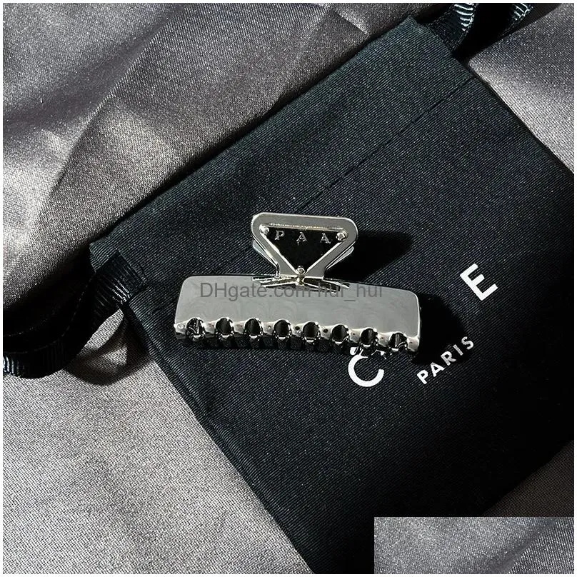 Pinces à cheveux Barrettes Designer Metal Shark Clip Classic Triangle Logo Noir Lettres de luxe Femmes Haute Qualité Cadeau Hairjewelry Vint Dhlvl