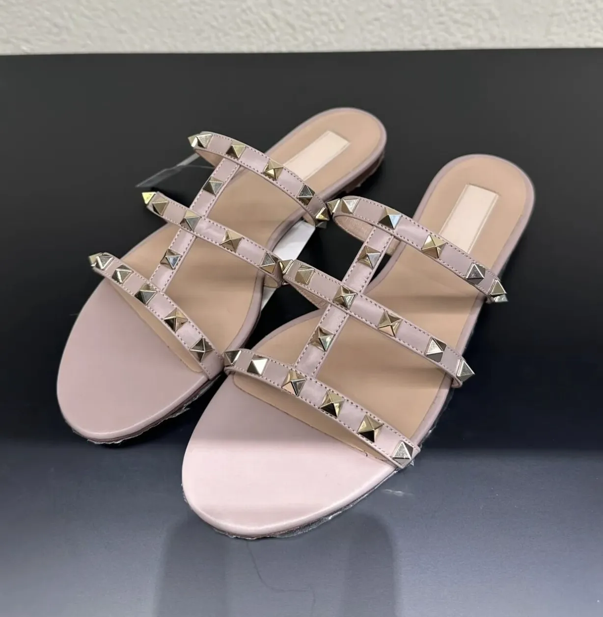 Designer kvinnor sandaler platt tofflor rivets skor sommar äkta läder flip flops naken svart matt kik tår lyx varumärke med röd damm väska storlek 35-44