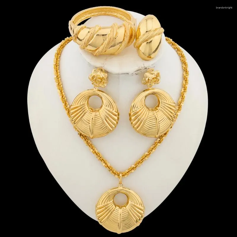 Halsbandörhängen Set italienska guldpläterade smycken för kvinnor Round Design Drop and Pendant Party Bangle Ring Engagement