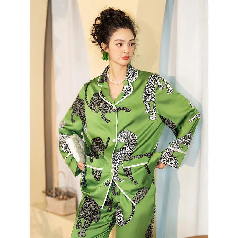 여자 봄과 가을을위한 녹색 정글 표범 잠옷은 새로운 럭셔리 스타일 슈트 칼라 긴 슬리브 바지 홈 가구 아웃웨어 240109를위한 2 조각 세트 240109